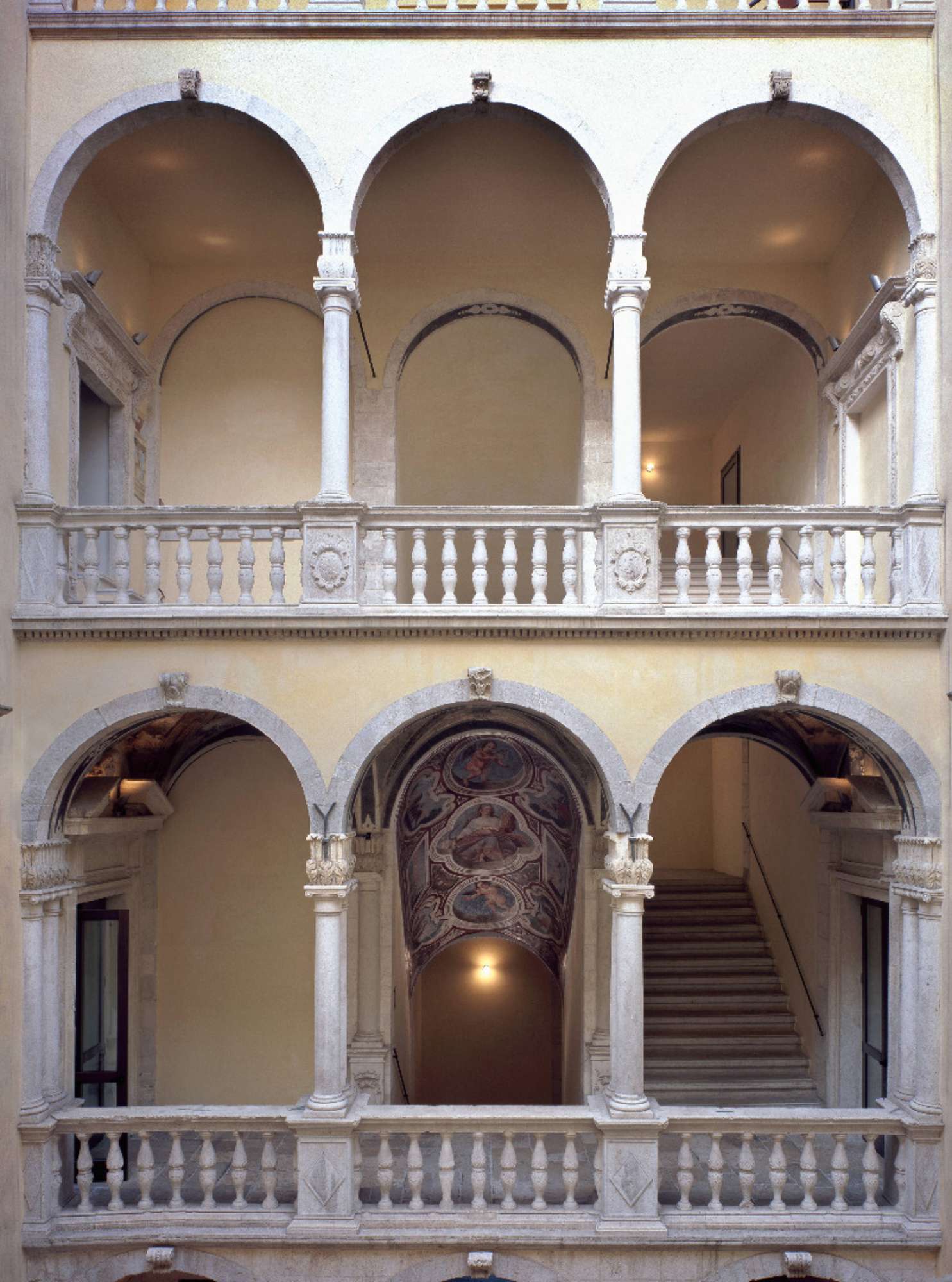 Interno Palazzo Della Marra